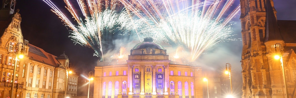 Mit einem Feuerwerk auf dem Opernhaus am Theaterplatz feierten die Chemnitzer Oktober 2020 die Ernennung als Kulturhauptstadt 2025. Chemnitz wird Deutschland als europäische Kulturhauptstadt 2025 vertreten.