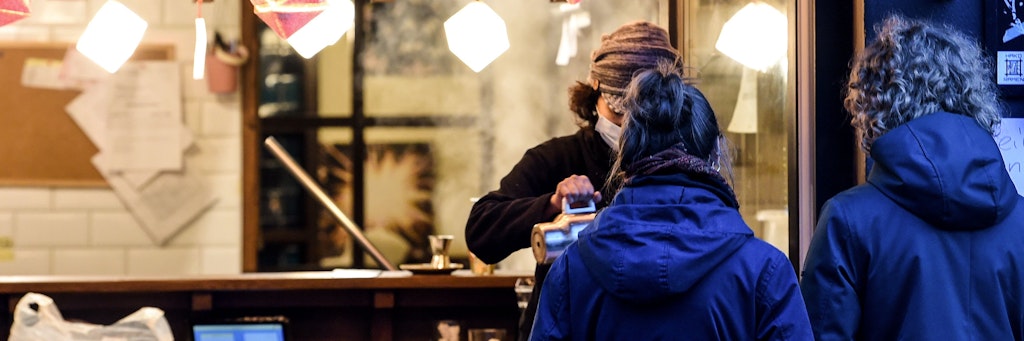 Manche Restaurants bieten Glühwein zum Mitnehmen an.