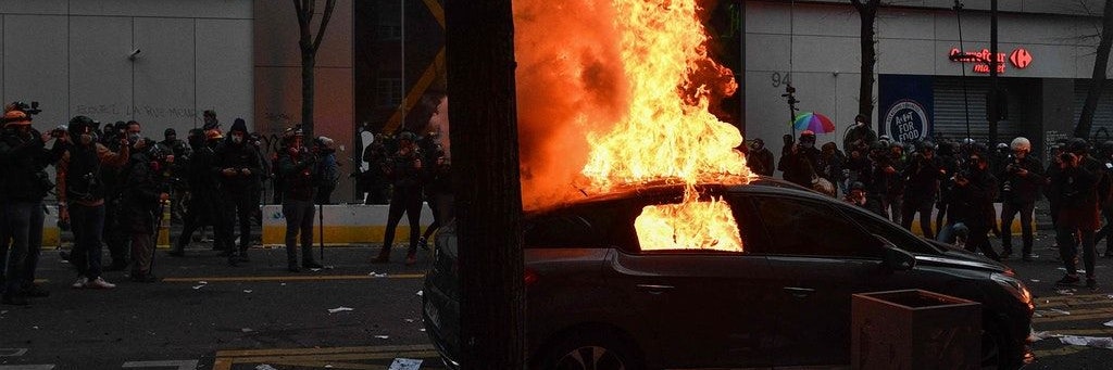 Ein Auto brennt bei den Ausschreitungen in Frankreich.