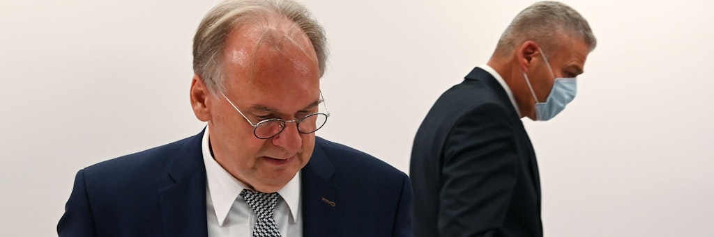 Landeschef Reiner Haseloff (CDU, l.) hat seinen Innenminister Holger Stahlknecht (CDU) entlassen. Stahlknecht hatte eine CDU-Minderheitsregierung unter Mithilfe der AfD ins Gespräch gebracht.