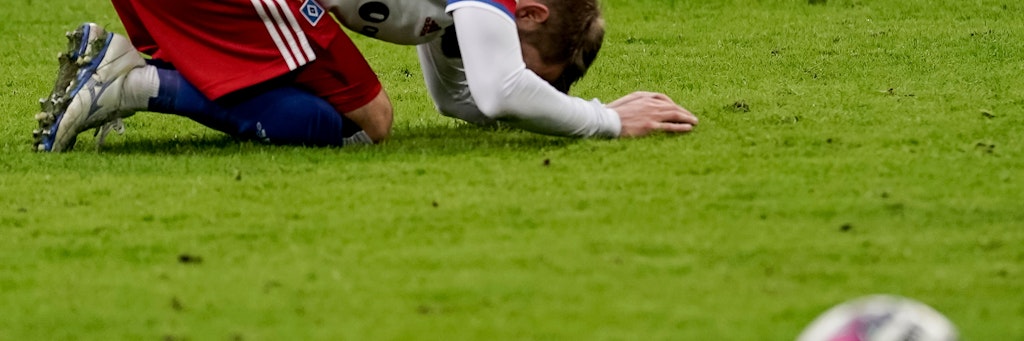 Oh, da wünscht man sich ein Loch, um sich zu verbuddeln. Hamburgs Aaron Hunt ärgert sich über eine vertane Chance gegen Hannover 96. 