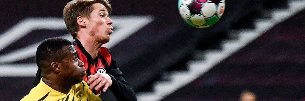 Frankfurts Erik Durm (Eintracht Frankfurt), kann Dortmunds Youngster Youssoufa Moukoko kaum bremsen. 
