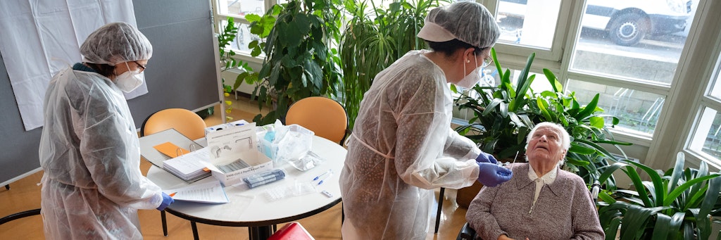Eine Altenpflegerin führt in einem Seniorenheim einen Antigen-Corona-Schnelltest durch.