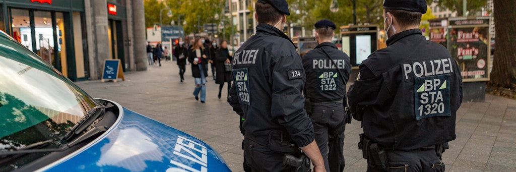 Polizisten kontrollieren am Kudamm die Maskenplicht.
