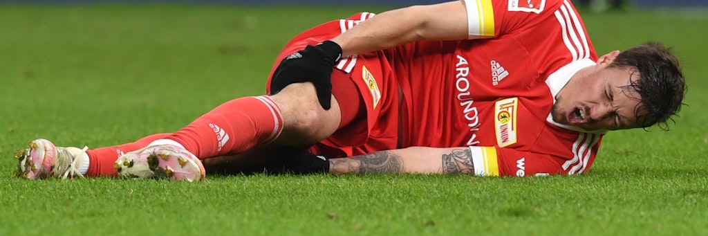 Brüllend vor Schmerzen hält sich Max Kruse das rechte Knie. 