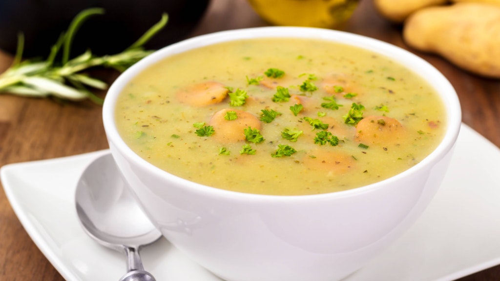 Eine deftige Kartoffelsuppe ist das richtige für kalte Winterabende.