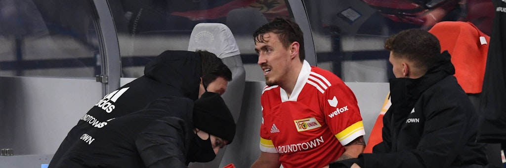 Max Kruse wird nach seiner Verletzung im Derby auf der Bank behandelt.