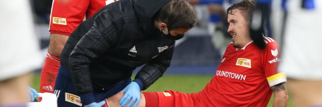 Max Kruse bei der Erstuntersuchung auf dem Rasen des Olympiastadions. Unions medizinische Abteilung machte den Schubladentest. Damit werden die Kreuzbänder überprüft. 