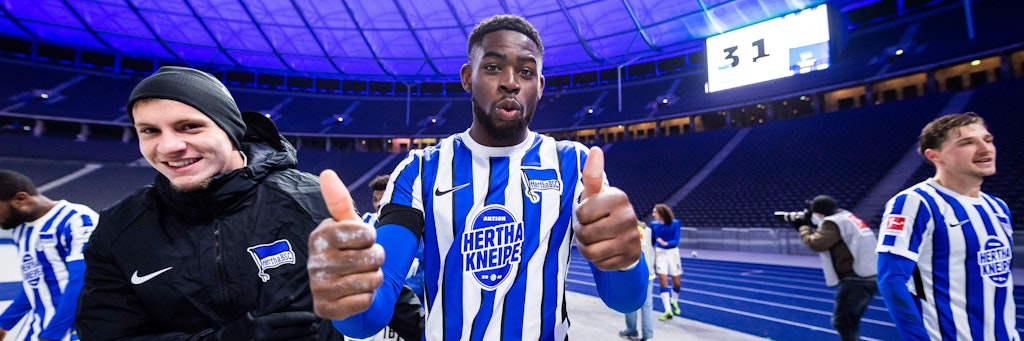Über den Derby-Sieg jubelte Herthas Jordan Torunarigha noch im Kiez-Kneipen-Trikot. 