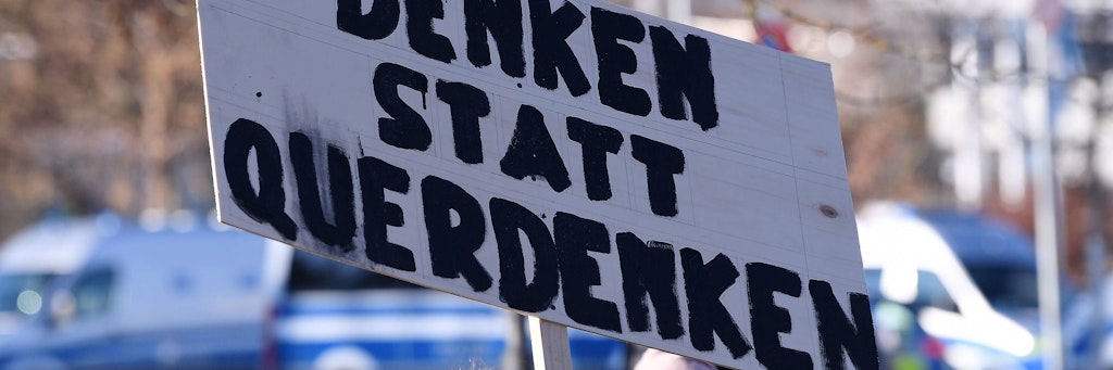 Ein Schild des Gegenprotestes der Querdenken-Demonstration.
