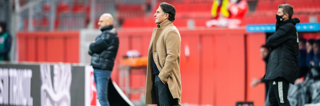 Trainer Bruno Labbadia trägt seit dem 0:0 in Leverkusen diesen beigen Mantel. Plötzlich punkten die Blau-Weißen.