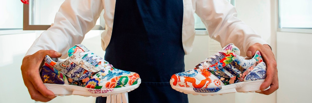 Ein Mitarbeiter von Sotheby's zeigt die wertvollen Sneaker, gefertigt von der weltberühmten Porzellan-Manufaktur in Meißen und Sportartikelhersteller Adidas