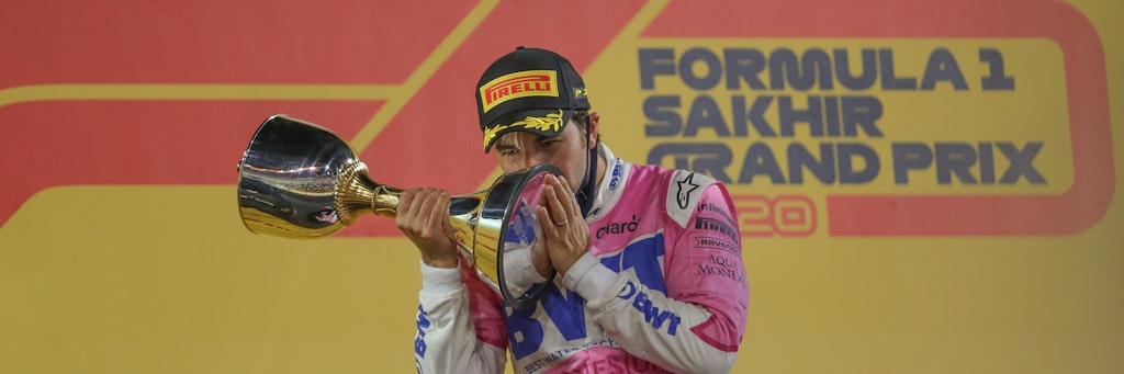 Was für ein Gefühl! Nach 193 vergeblichen Versuchen darf Sergio Perez endlich mal einen Siegerpokal küssen. 