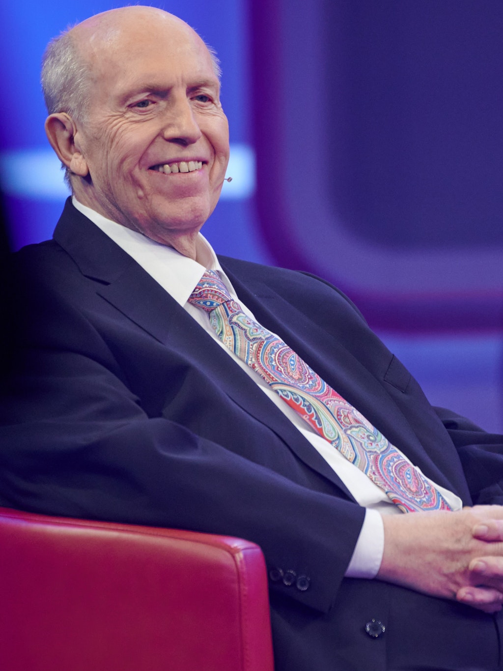 Der Fußballmanager Reiner Calmund sitzt beim RTL-Jahresrückblick „Menschen, Bilder, Emotionen 2020“ im Studio.