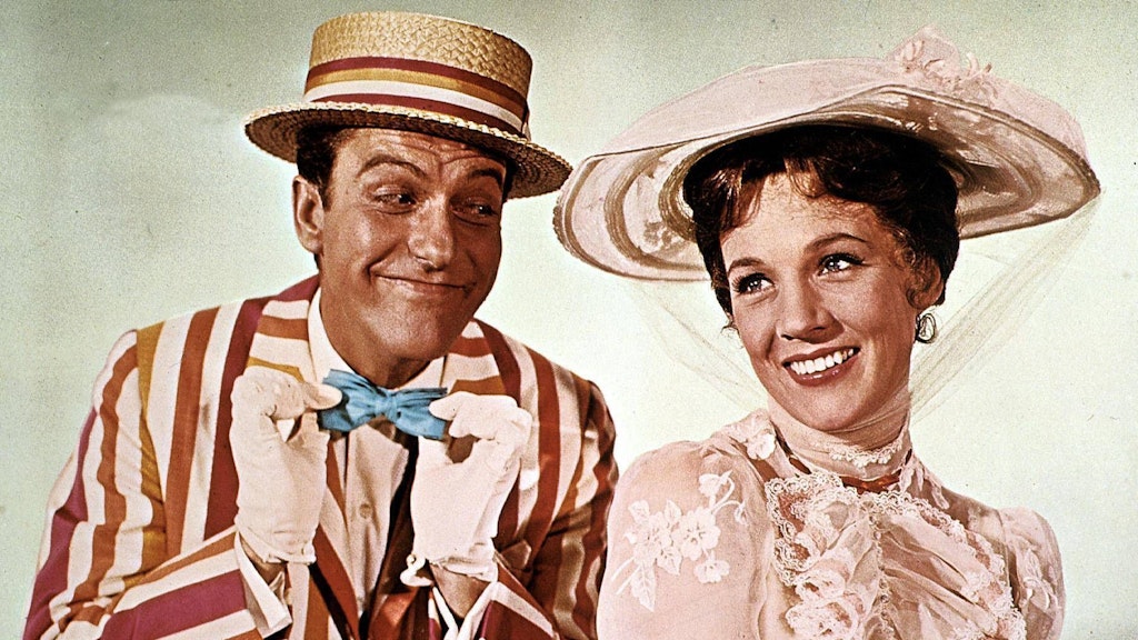 Dick van Dyke in seiner Rolle als Bert und Julie Andrews als „Mary Poppins“ in dem Filmklassiker „Mary Poppins“, 1964.