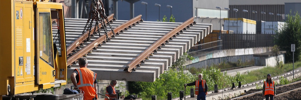 Kommt eine Weiche geflogen: Am S-Bahnhof Westhafen verlegten Gleisbauer im September 2020 eine neue Trasse. Dort und im S-Bahnhof Wedding soll die City-S-Bahn zum Hauptbahnhof abzweigen.