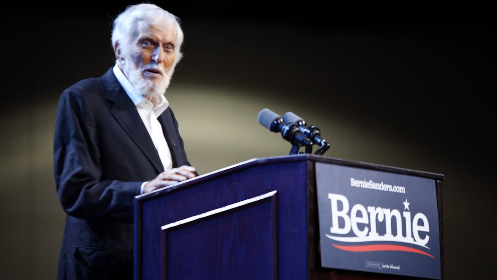 Schauspieler und Komiker Dick Van Dyke spricht bei einer Wahlkampfveranstaltung von Bernie Sanders, 31. März 2020. 