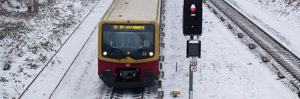 Foto: dpa/Wolfram Steinberg Nachdem im letzten Winter fast gar kein Schnee fiel, könnten es in Berlin bald wieder ein paar weiße Flocken werden. Dieses Foto ist aus dem Jahr 2013. 