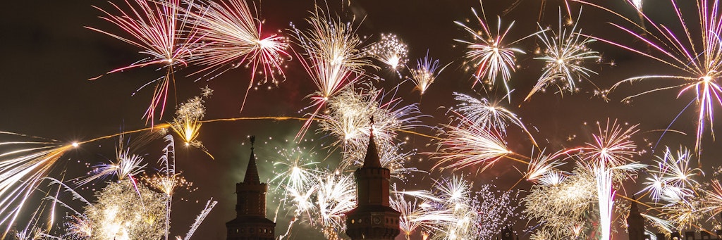 Feuerwerk in Berlin. Böllerverbotszonen wird es an der Pallasstraße in Schöneberg und am Alexanderplatz geben.