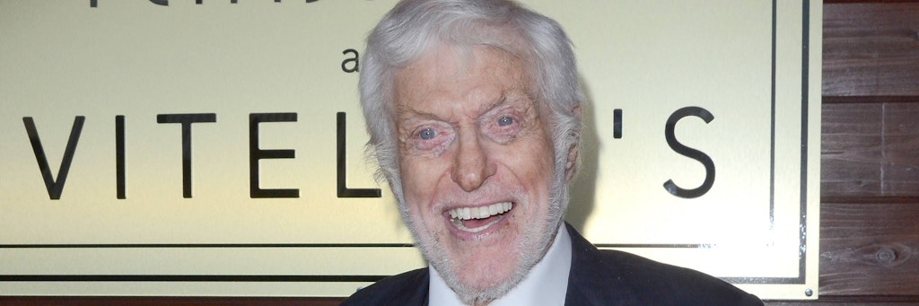 Fast ein Jahrhundert alt, aber dennoch für ein Tänzchen zu haben: Dick Van Dyke bei einem Event in Los Angeles 2019. 