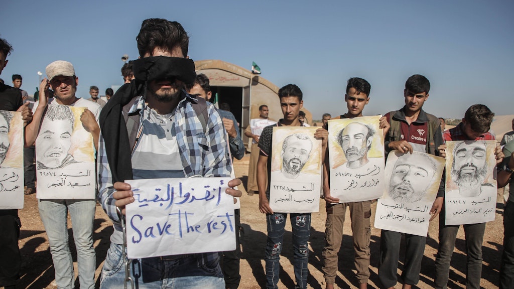 Im Juni gab es im Norden Syriens, wo die Armee keine Macht hat, eine Demonstration in einem Lager: Menschen zeigen Zeichnungen von Folteropfern, entstanden nach Fotos, die desertierte Militärfotografen gemacht hatten. 
