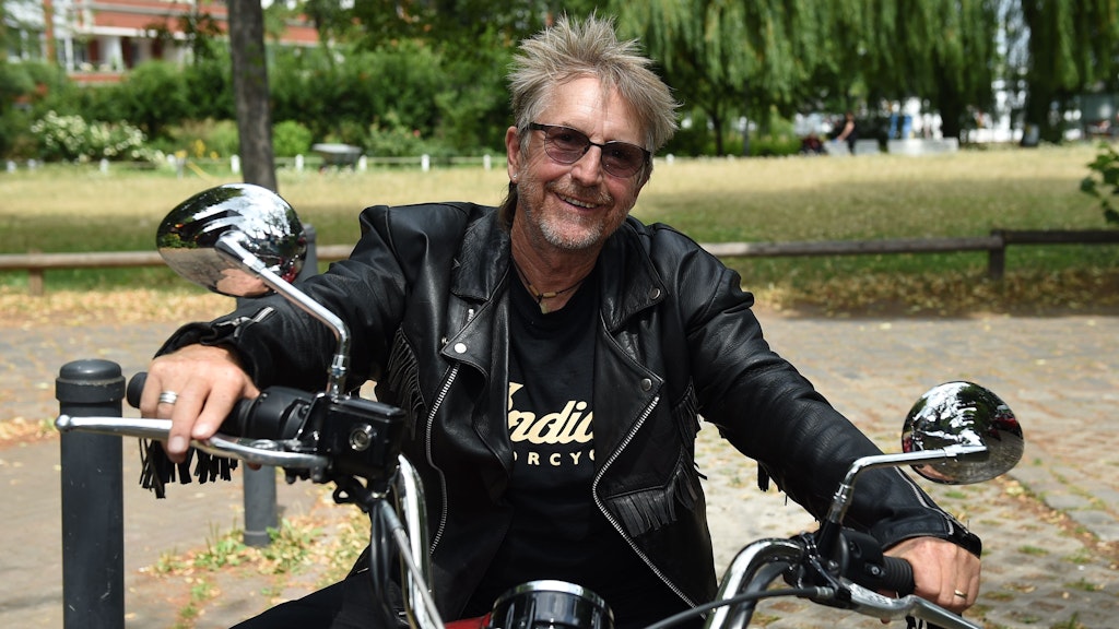 Martin Semmelrogge bei den Dreharbeiten zu der TV-Serie „Dit is Fussball“ auf einem Motorrad. 