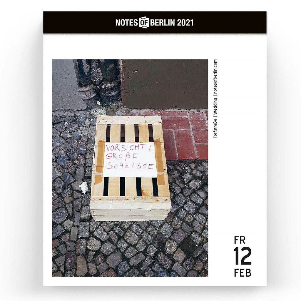 „Vorsicht, große Scheiße!“ Der Tageskalender von „Notes of Berlin“ versammelt Zettel aus dem Stadtbild.