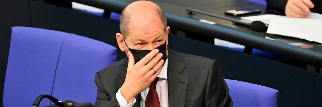 Olaf Scholz setzte sich am Dienstag im Bundestag dann fix doch eine Maske auf.(Photo by John MACDOUGALL / AFP)