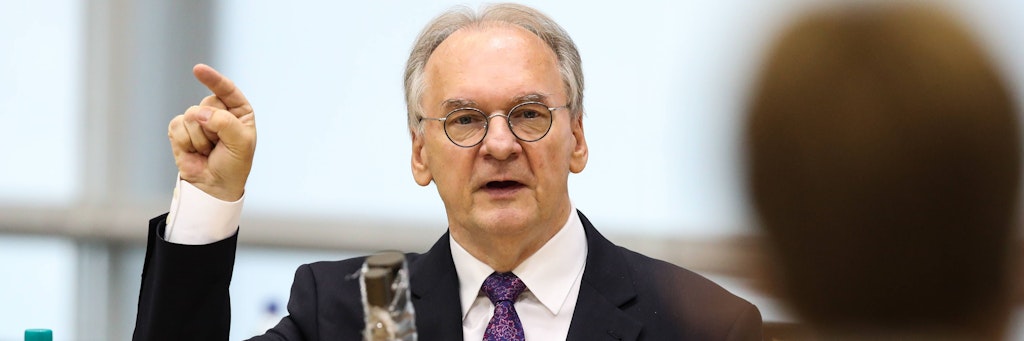 Sachsen-Anhalts Ministerpräsident Reiner Haseloff (CDU) zieht den Gesetzentwurf zur Erhöhung der Rundfunkgebühren zurück.