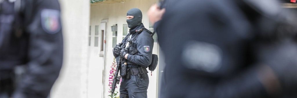 Schwer bewaffnete Polizisten bei einer bundesweiten Razzia (Symbolbild).