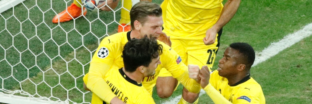 Rekord-Bubi Youssoufa Moukoko (r.) feiert mit Mats Hummels (l.) und Lukasz Piszczek Dortmunds Ausgleich in St. Peterburg.