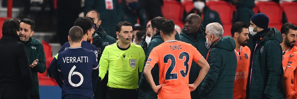 Minutenlang diskutierten Spieler beider Klubs mit dem Schiedsrichter. Dann gingen sie geschlossen in die Kabine. 