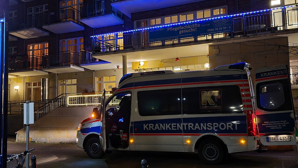 Vor dem Seniorenheim stand am Montagabend ein Krankentransport.
