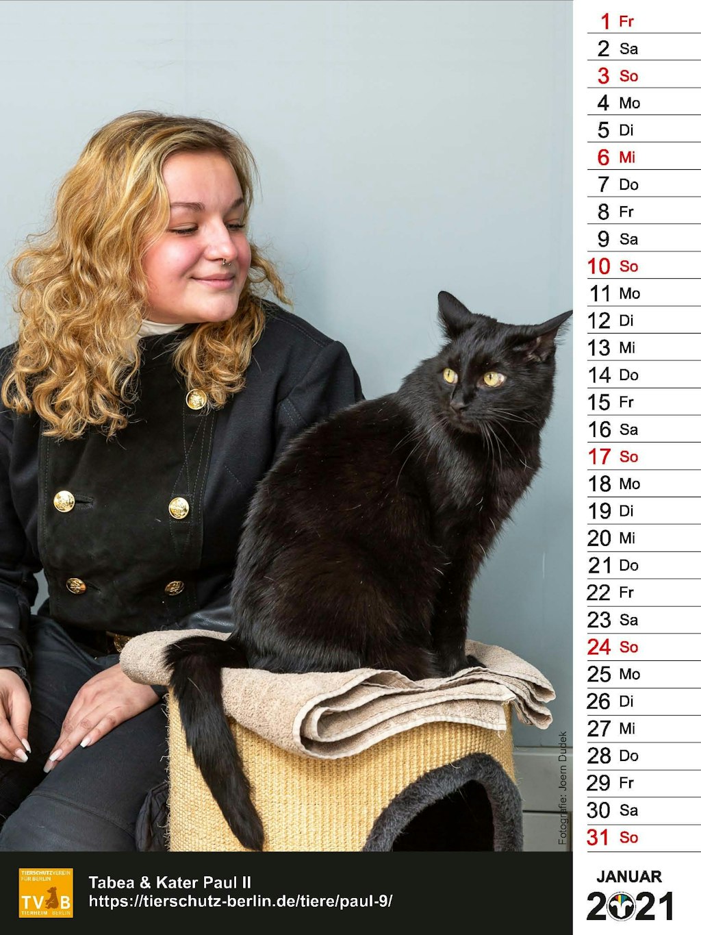 Für den Kalender von Tierheim und Schornsteinfeger-Innung ließen sich Berlins Essenkehrer mit schwarzen Tieren ablichten.