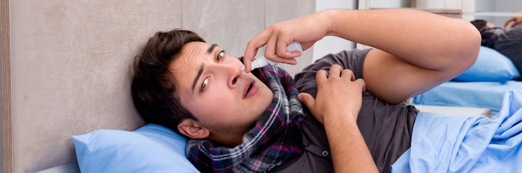 Ein Mann liegt im Bett. Ist er wirklich krank - oder hat er nur Männergrippe?