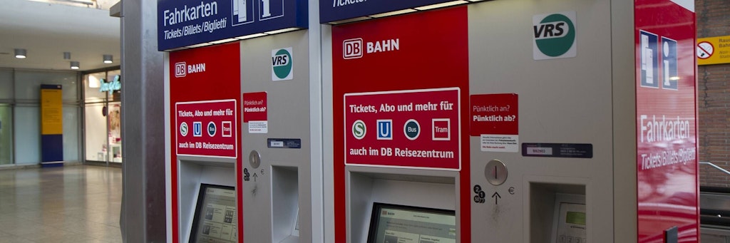 Eisenbahnunternehmen müssen Kunden ermöglichen, sich beim Fahrscheinkauf nicht nur entweder mit „Frau“ oder „Herr“ ansprechen zu lassen.