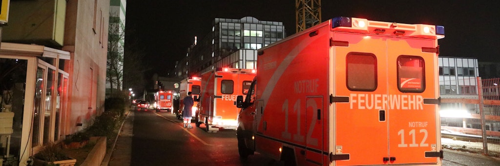Rettungswagen in der Schlange vor der Vivantes-Klinik.