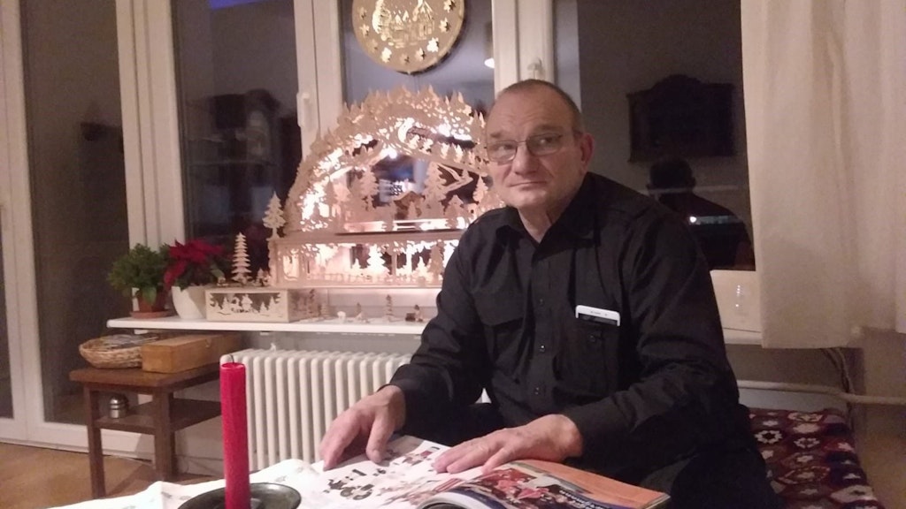 Dietmar Glombitza sitzt allein in seinem Wohnzimmer. Seine Ehefrau ist vor ein paar Wochen ausgezogen.