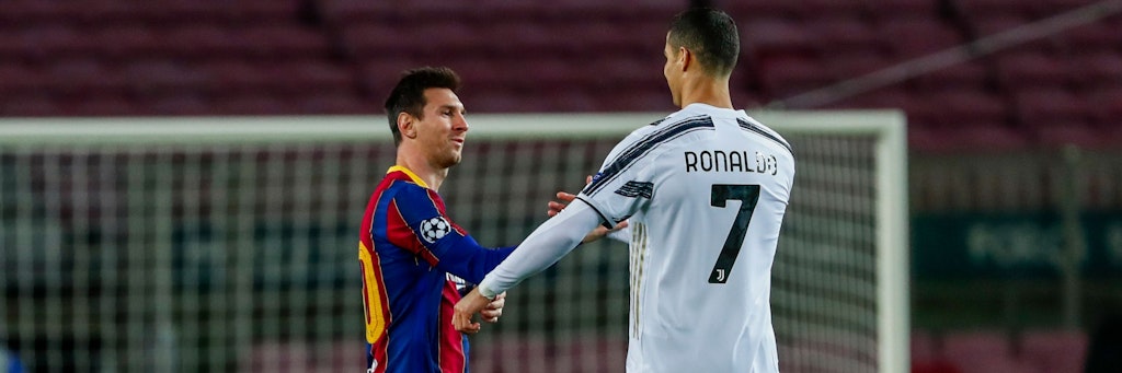 Barcelonas Lionel Messi (l.) bleibt blass im Vergleich zu seinem ewigen Rivalen Cristiano Ronaldo, der einen Doppelpack zum 3:0-Triumph von Juventus im Camp Nou beisteuerte. 