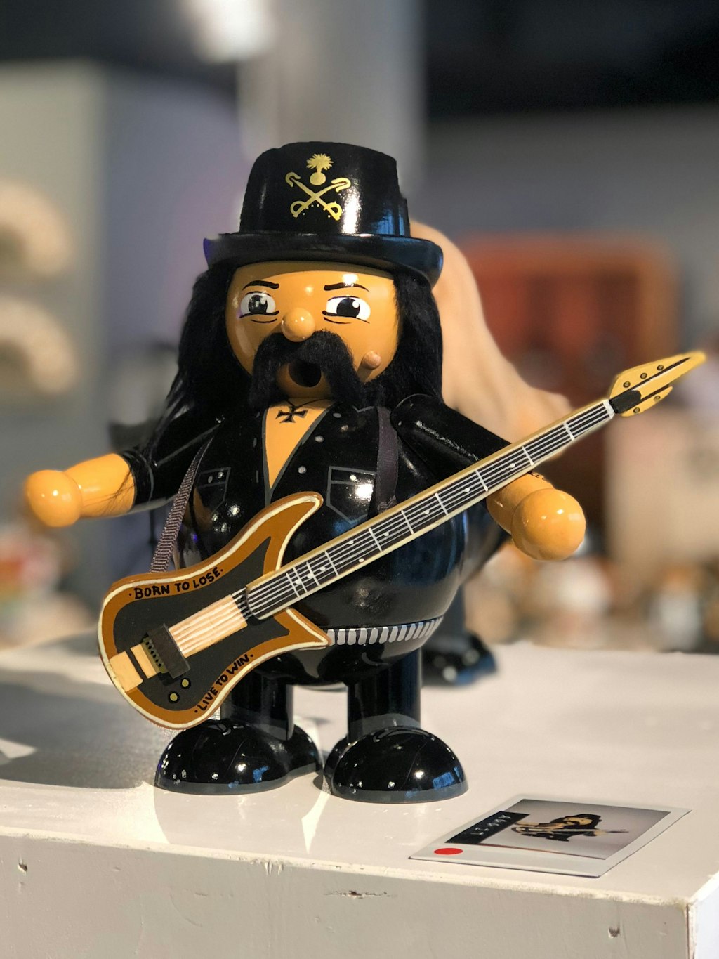 Sogar eine kleine Warze aus Holz hat es ins Gesicht von Räuchermännchen Lemmy Kilmister geschafft.
