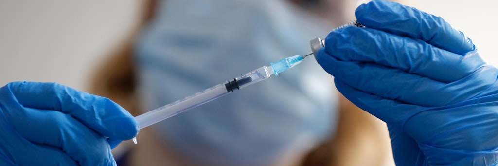 Eine Krankenpflegerin zieht im Londoner Guy's Hospital eine Spritze mit dem Pfizer/Biontech Corona-Impfstoff auf.