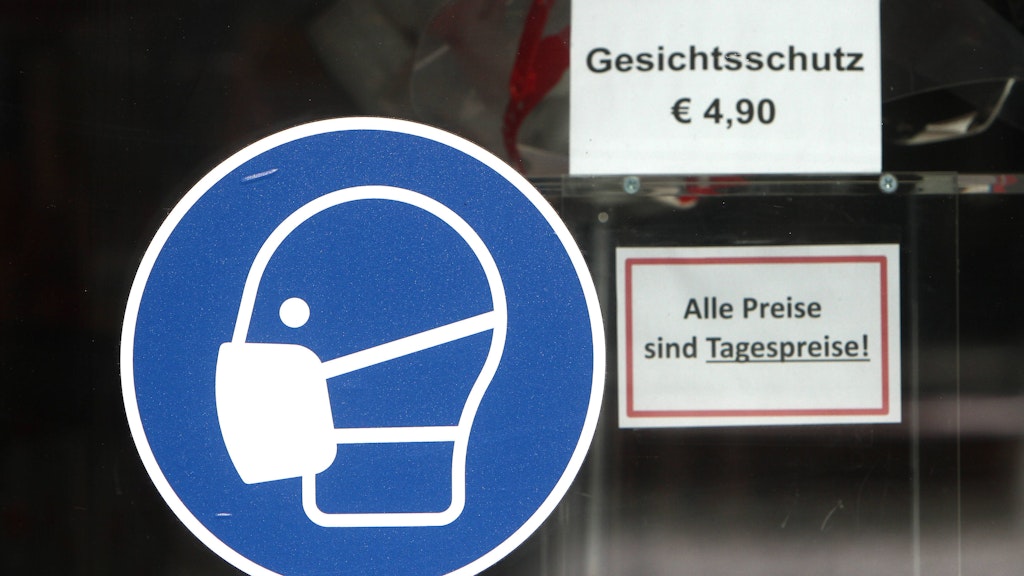 Die Corona-Krise wird mitunter auch von Geschäftemachern ausgenutzt, um einfache Schutzmasken teuer zu verkaufen.