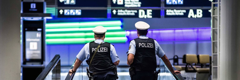 Polizisten waren am Flughafen auf die Frau ohne Mund-Nasen-Bedeckung aufmerksam geworden.