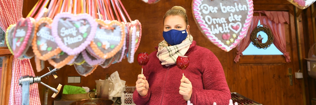 Victoria Nitzsche (25) verkauft in Steglitz Lebkuchen und Süßigkeiten.