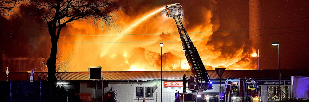 Die brennende Lagerhalle in Leegebruch.