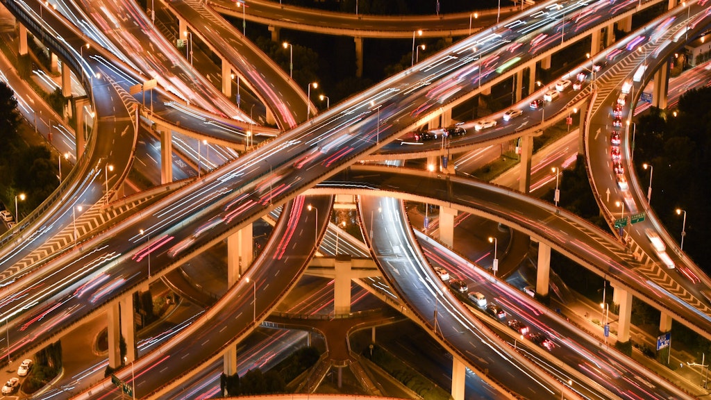 Zu den von Menschen produzierten Gütern zählen auch Straßen, Autos und Brücken.