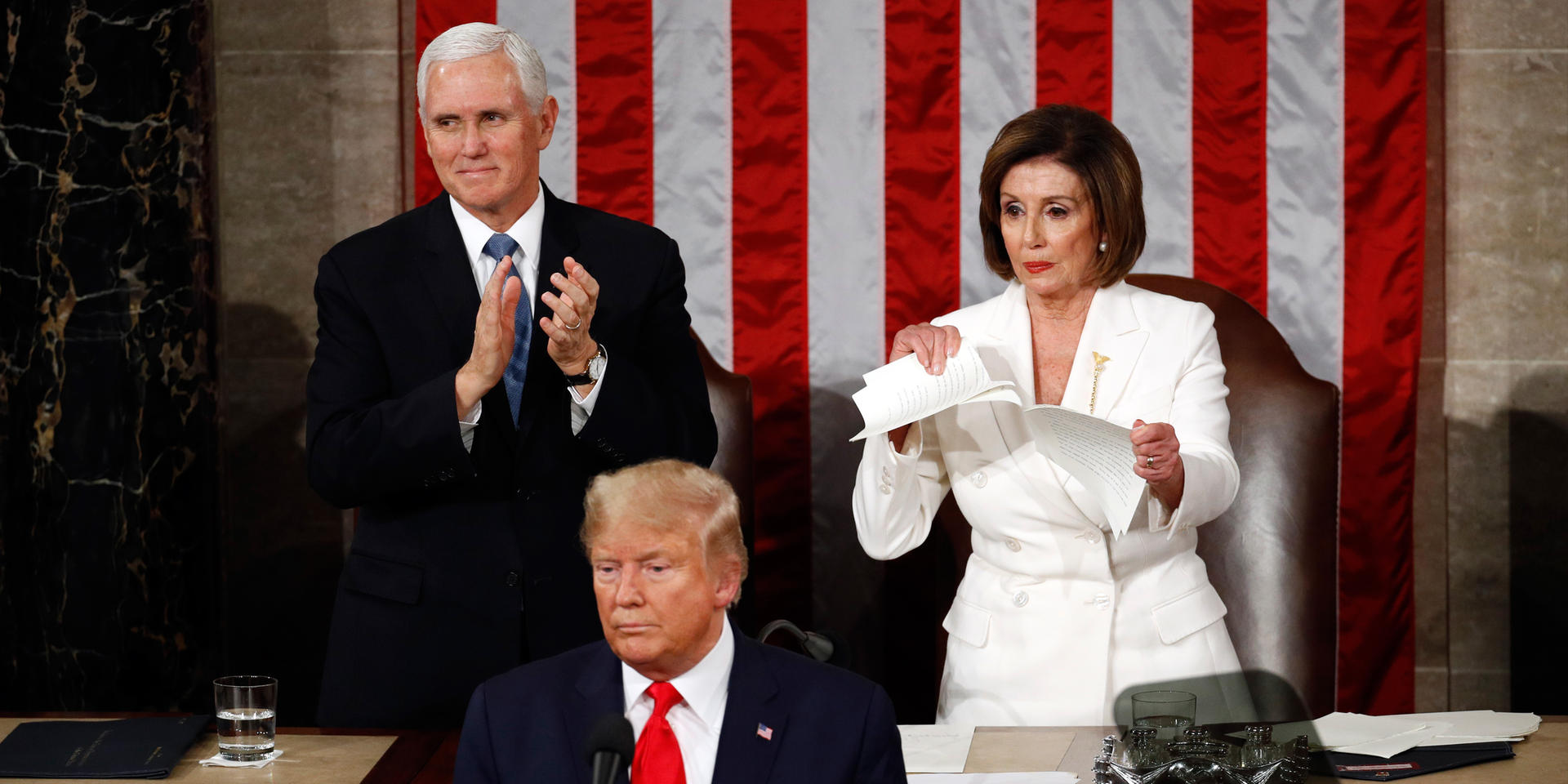 Image - Rede an die Nation: US-Demokratin Pelosi zerreißt Trumps Rede-Manuskript