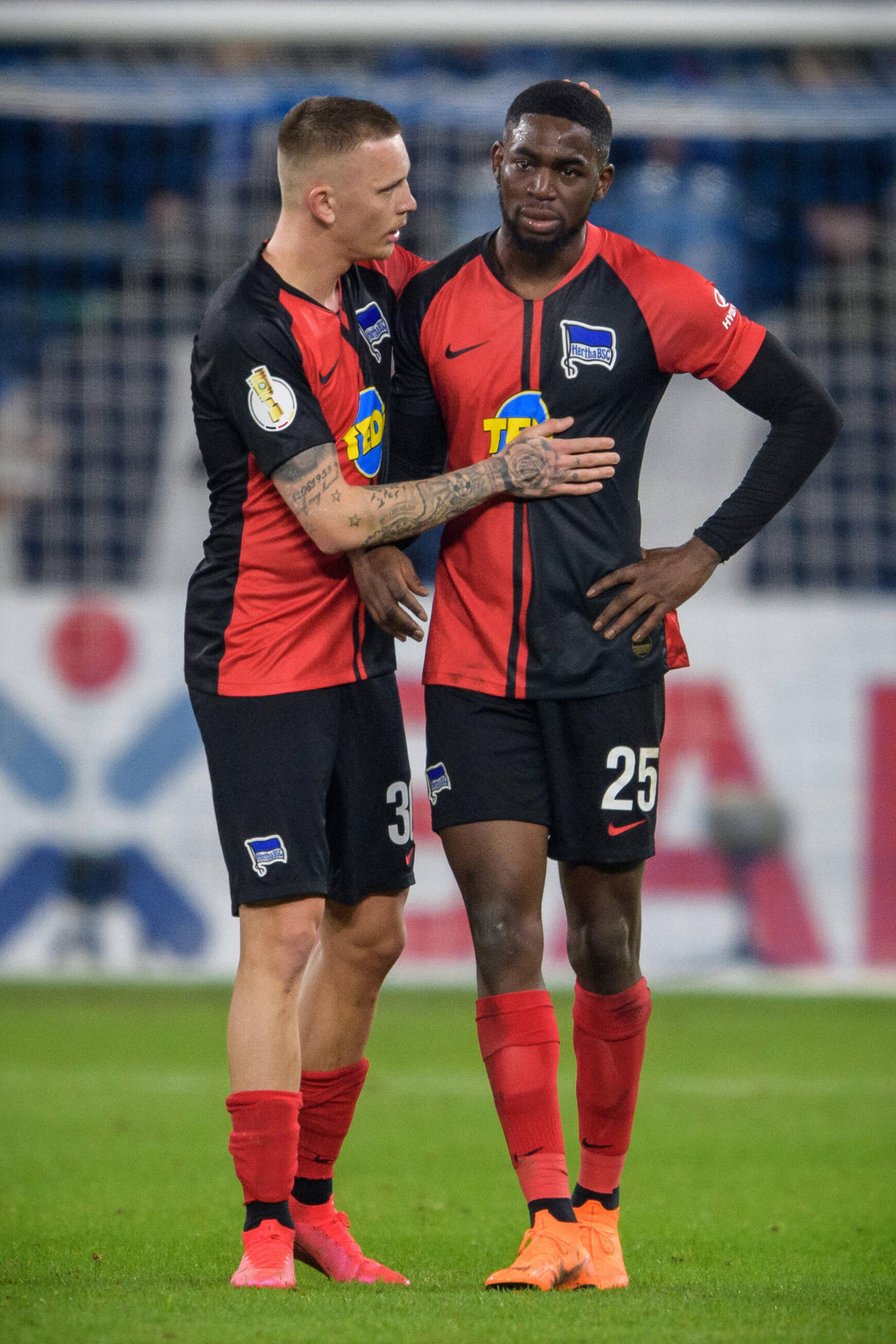 Image - Hertha-Fans zeigen Flagge: Tausendfach Torunarighas Trikot-Nr. 25