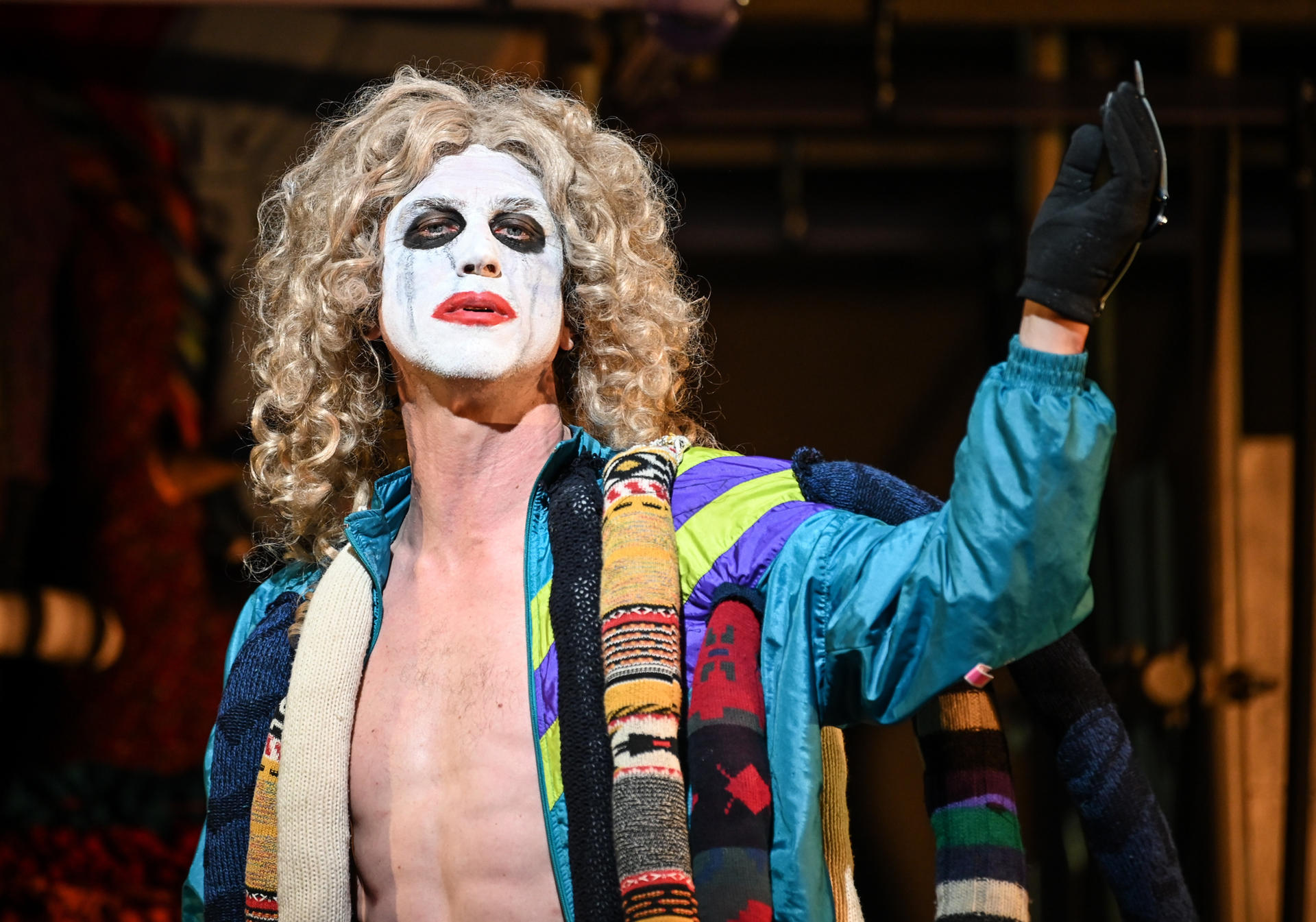 Image - Berlin: "Babylon Berlin"-Star Lars Eidinger schneidet sich den Finger ab und macht Theater