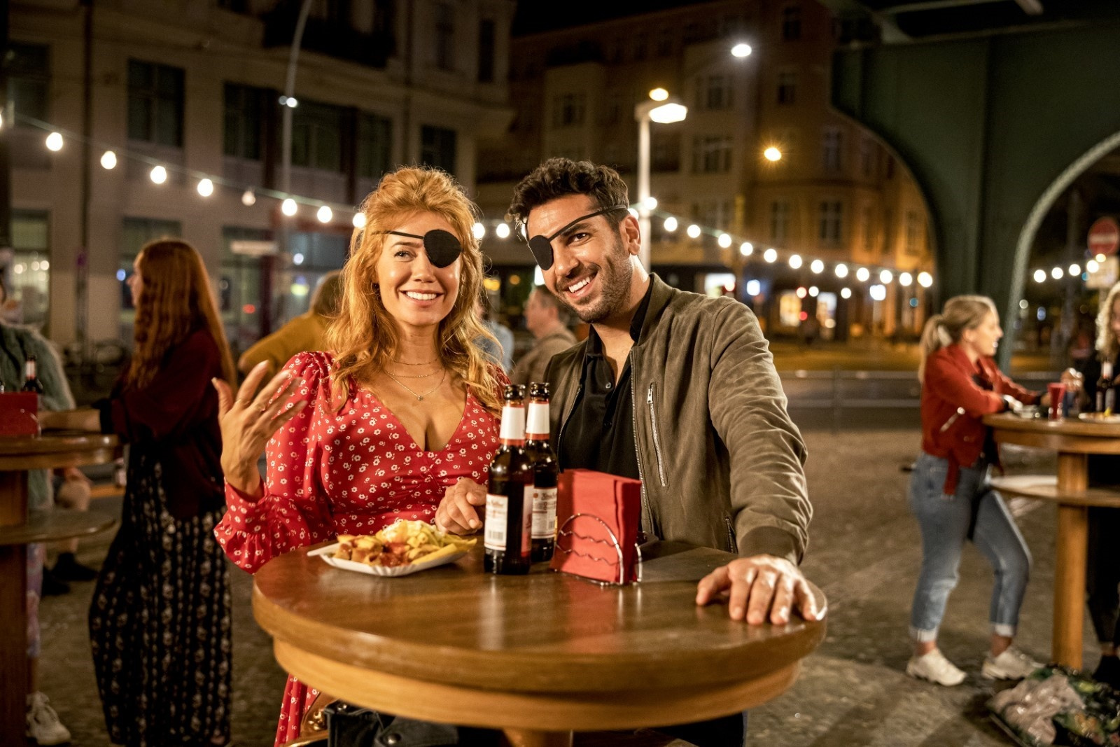 Image - Weltpremiere von „Nightlife“: Elyas M’Barek macht Palina Rojinski schöne Augen